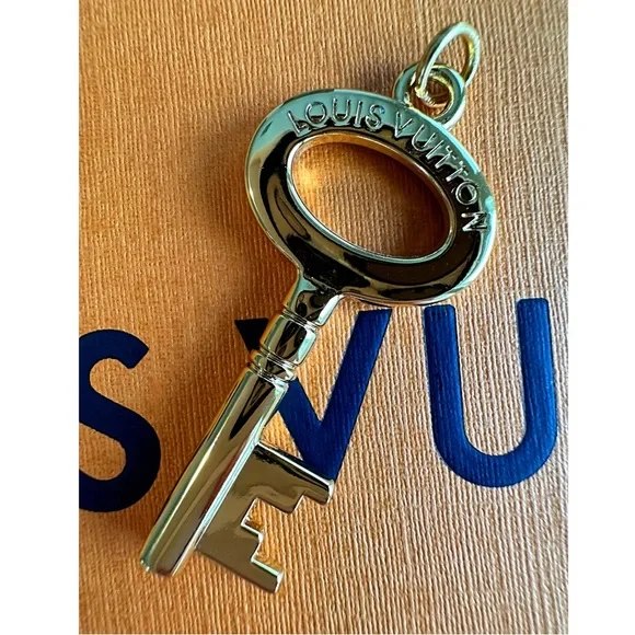 RARE AUTHENTIC LOUIS VUITTON KEY CHARM GOLD TONE PENDANT - Picture 5 of 9